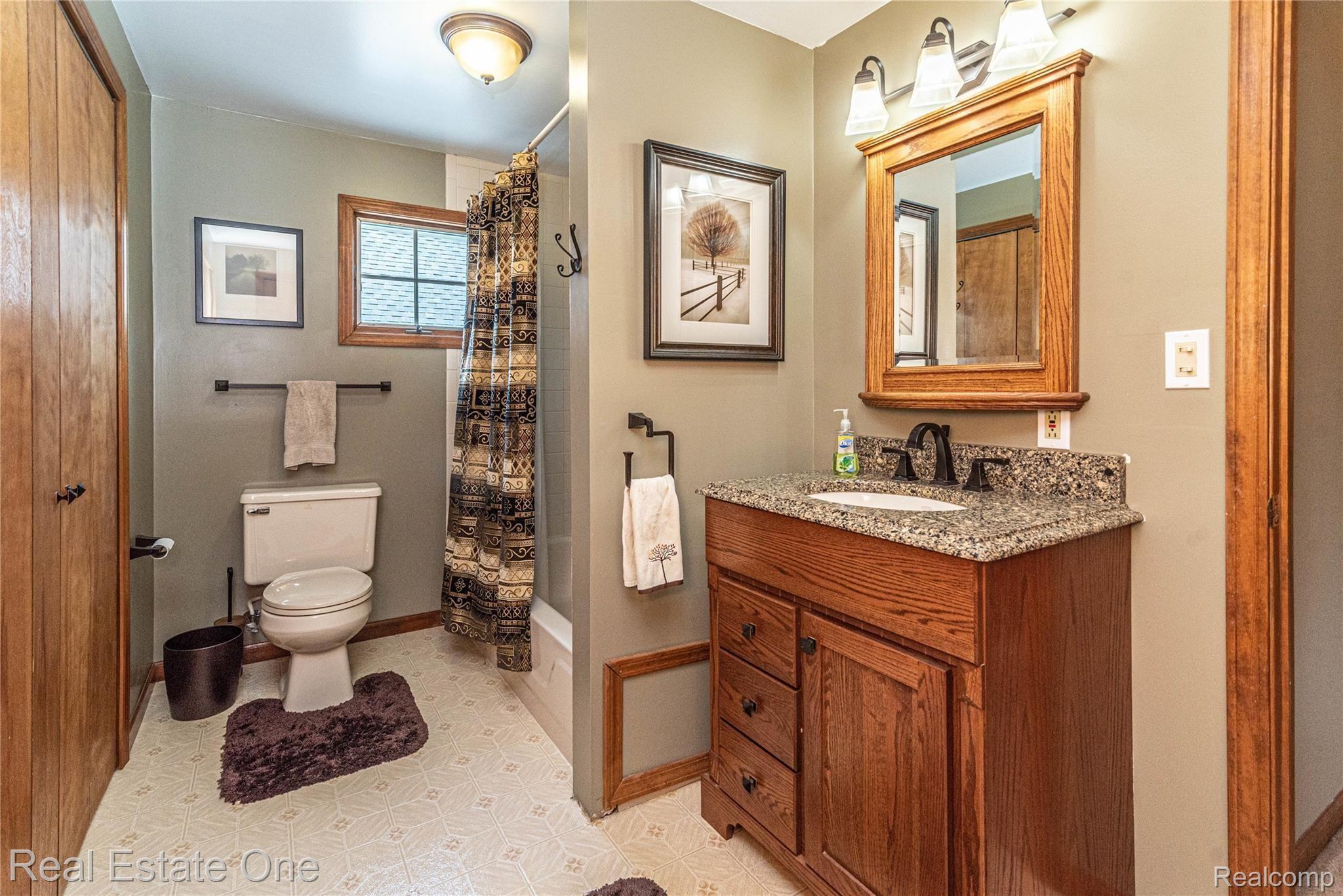 1490 Rose Center Road Fenton, MI 48430 - Photo 45 of 82 Main Bath