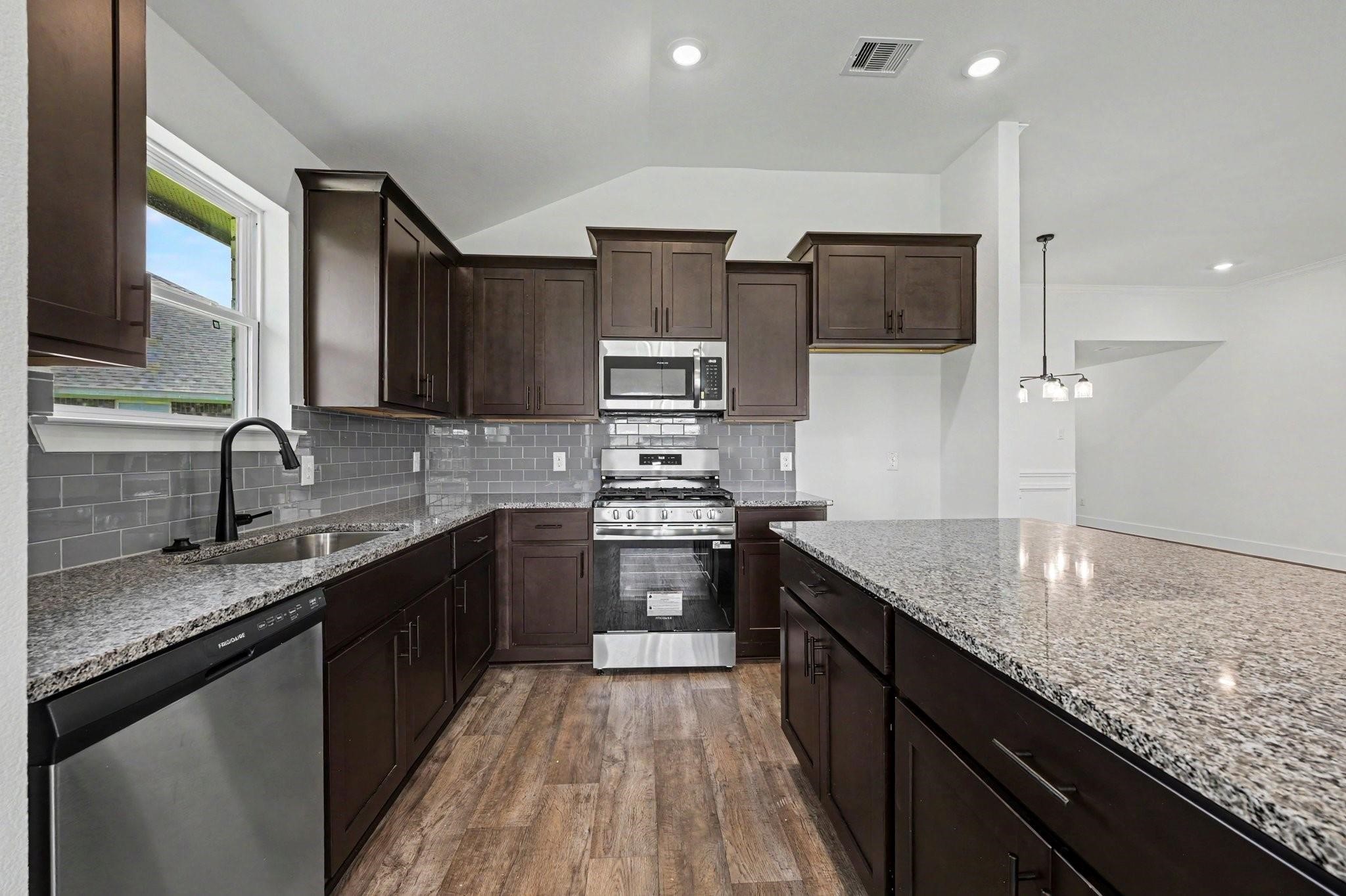 8 Keystone Court Angleton, TX 77515 - Photo 9 of 25
