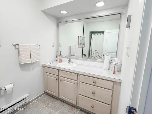 $2,250 | 41 Meadow Green Circle, Unit E, Manalapan, NJ 07726