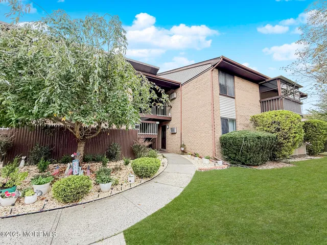 $2,250 | 41 Meadow Green Circle, Unit E, Manalapan, NJ 07726