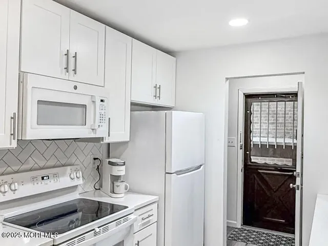 $2,250 | 41 Meadow Green Circle, Unit E, Manalapan, NJ 07726