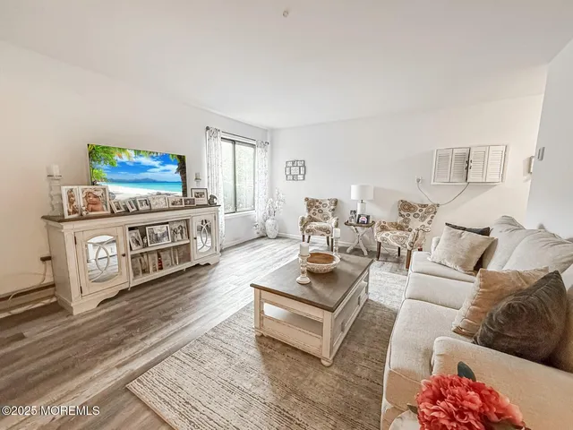 $2,250 | 41 Meadow Green Circle, Unit E, Manalapan, NJ 07726