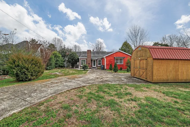 a view of a house with a yard