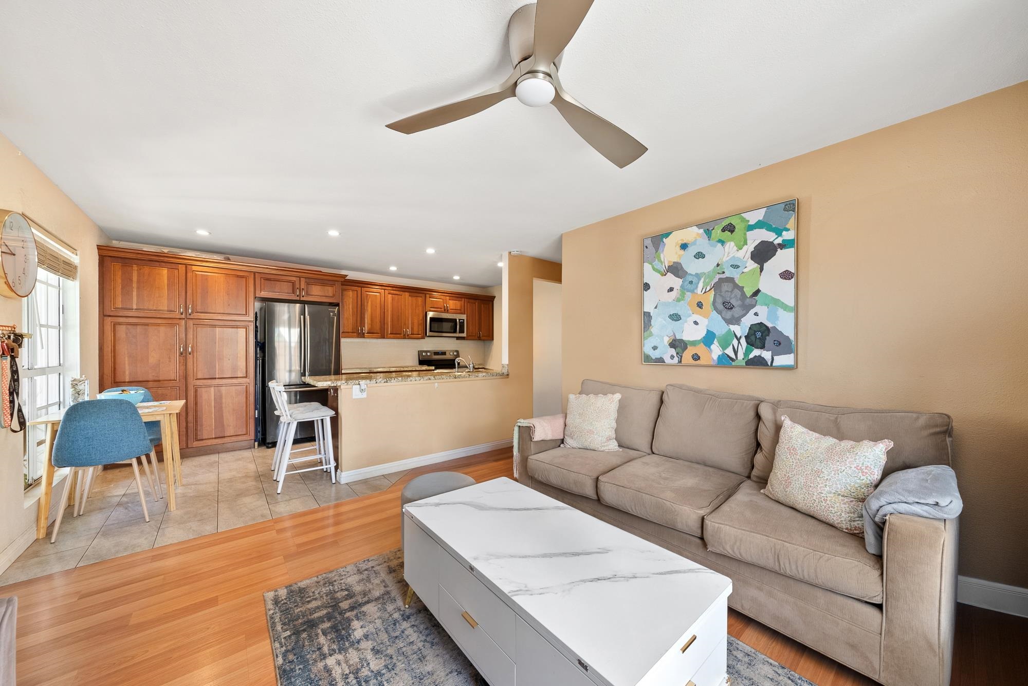 160 Keonekai Road, Unit 9101 Kihei, HI 96753 - Photo 6 of 23 a living room with furniture and a painting on the wall