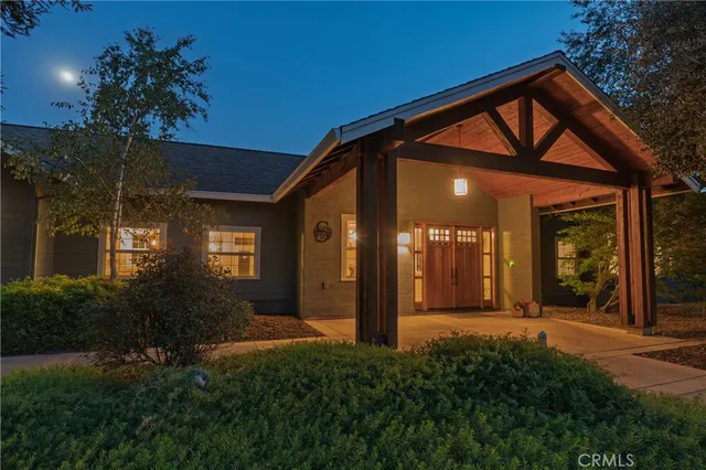 a view of a house with backyard and garden