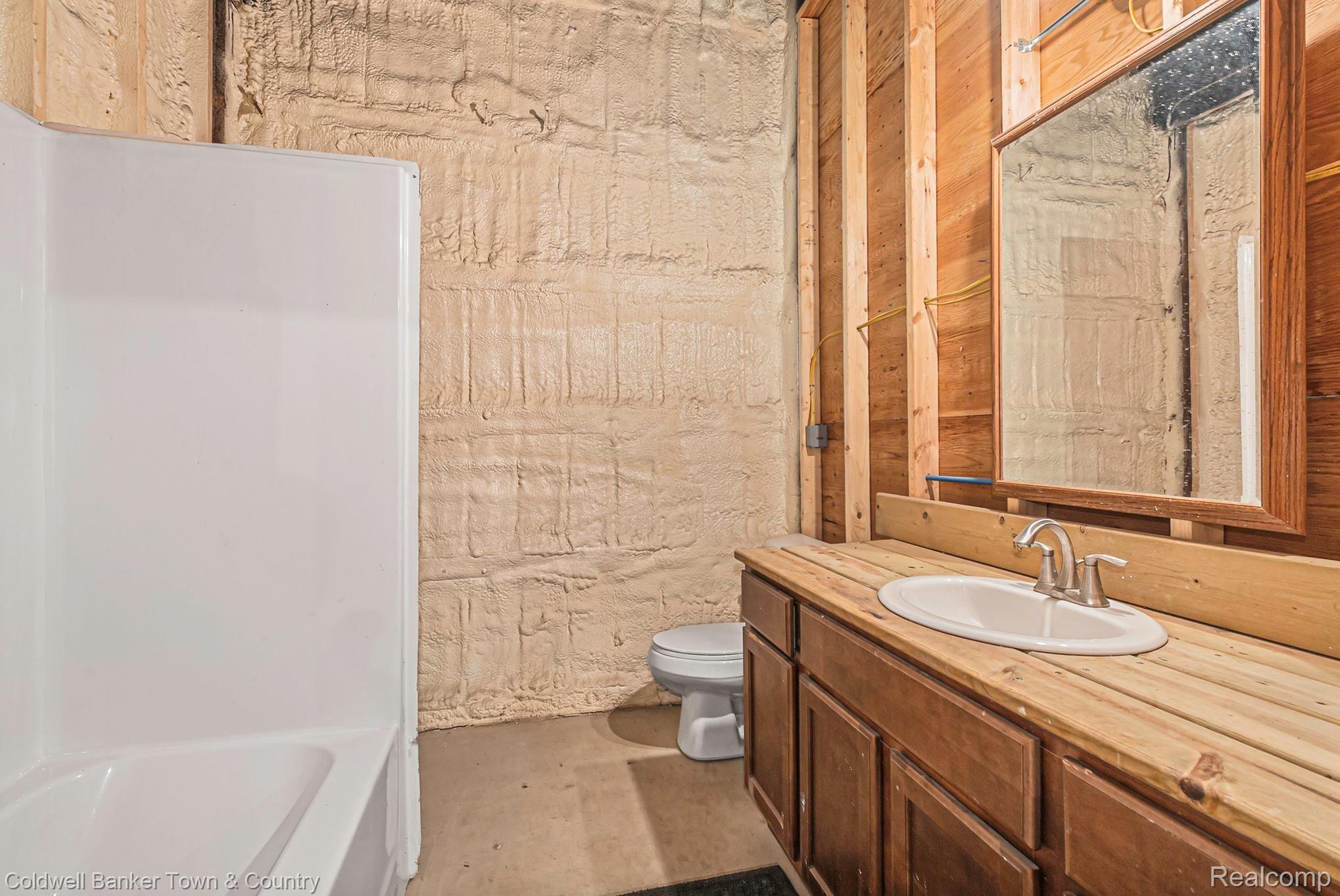 4824 West Hayner Road Fowlerville, MI 48836 - Photo 33 of 39 Full bathroom in pole barn