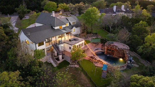 a view of a house with a fountain