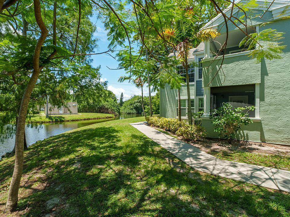 1050 Crystal Way, Unit L Delray Beach, FL 33444 - Photo 12 of 13 a view of backyard with green space