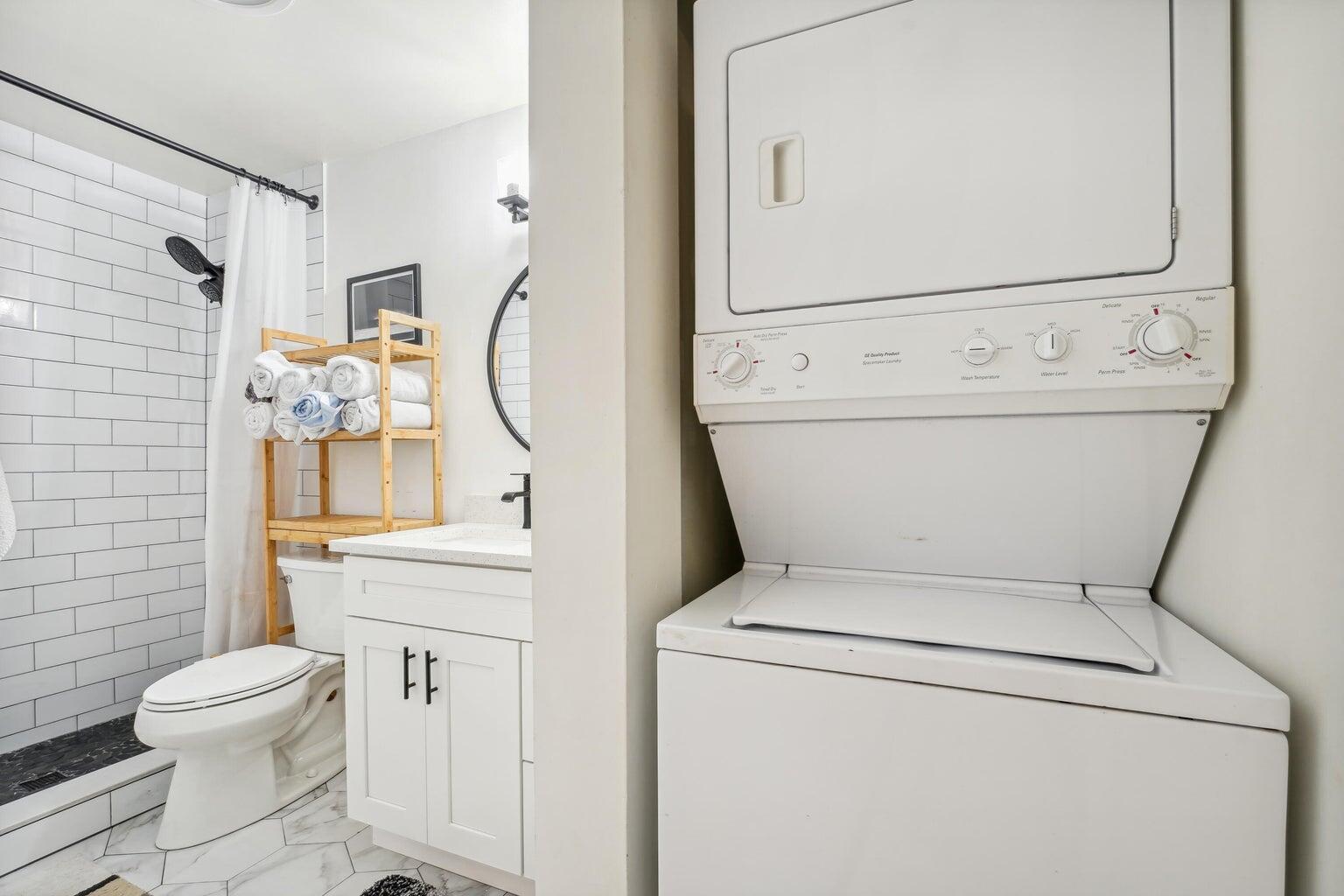1050 Crystal Way, Unit L Delray Beach, FL 33444 - Photo 10 of 13 a utility room with dryer and washer