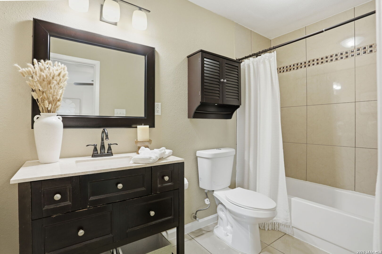 7106 Comanche Ridge Drive Converse, TX 78109 - Photo 26 of 36 a bathroom with a toilet a sink a mirror a bathtub and vanity