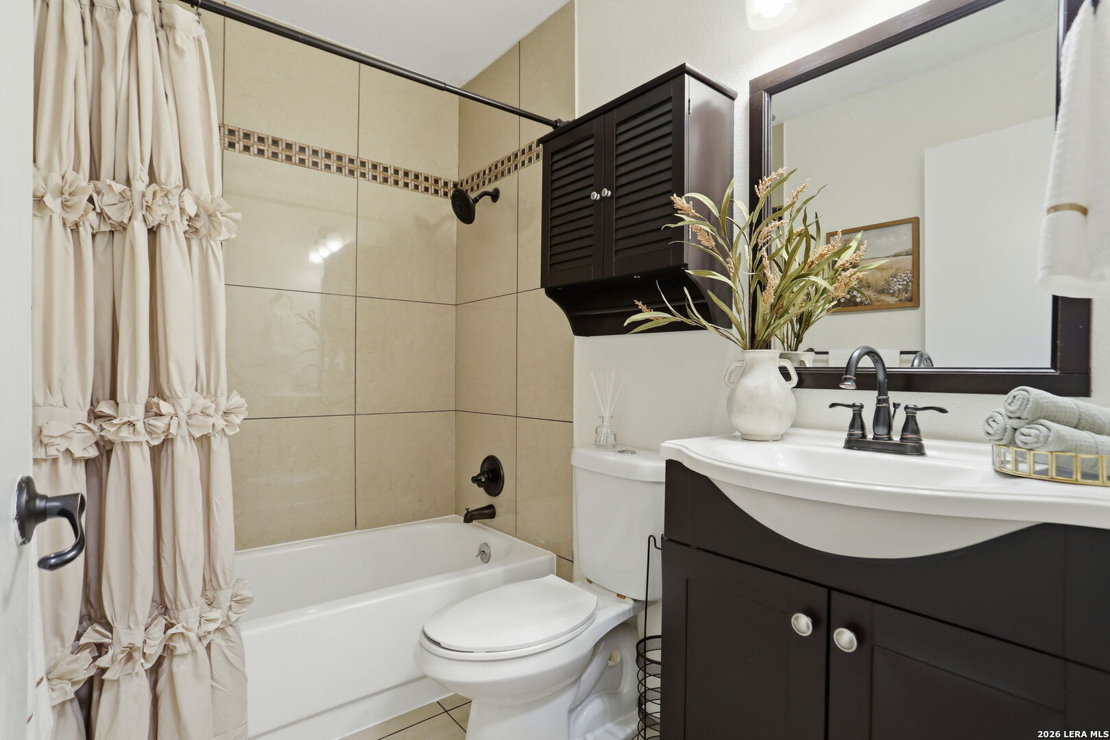 7106 Comanche Ridge Drive Converse, TX 78109 - Photo 29 of 36 a bathroom with a sink a toilet a mirror and shower