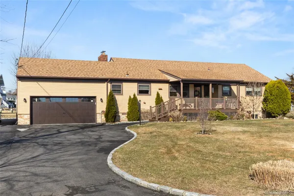 $1,195,000 | 7 Montgomery Lane, Bay Shore, NY 11706