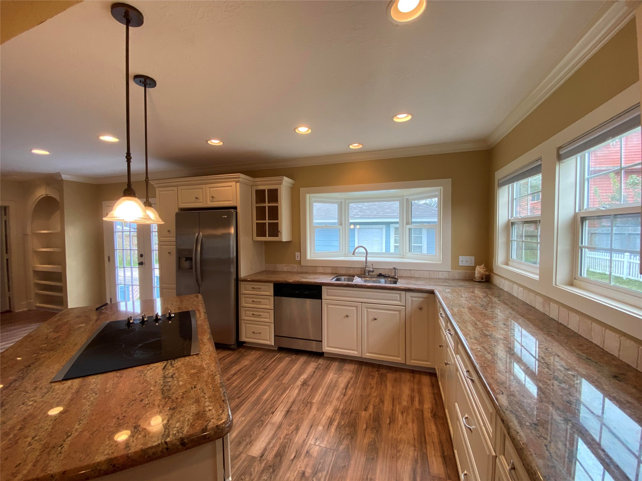 911 Hawthorne Road Clear Lake Shores, TX 77565 - Photo 10 of 50 Simply Lovely!