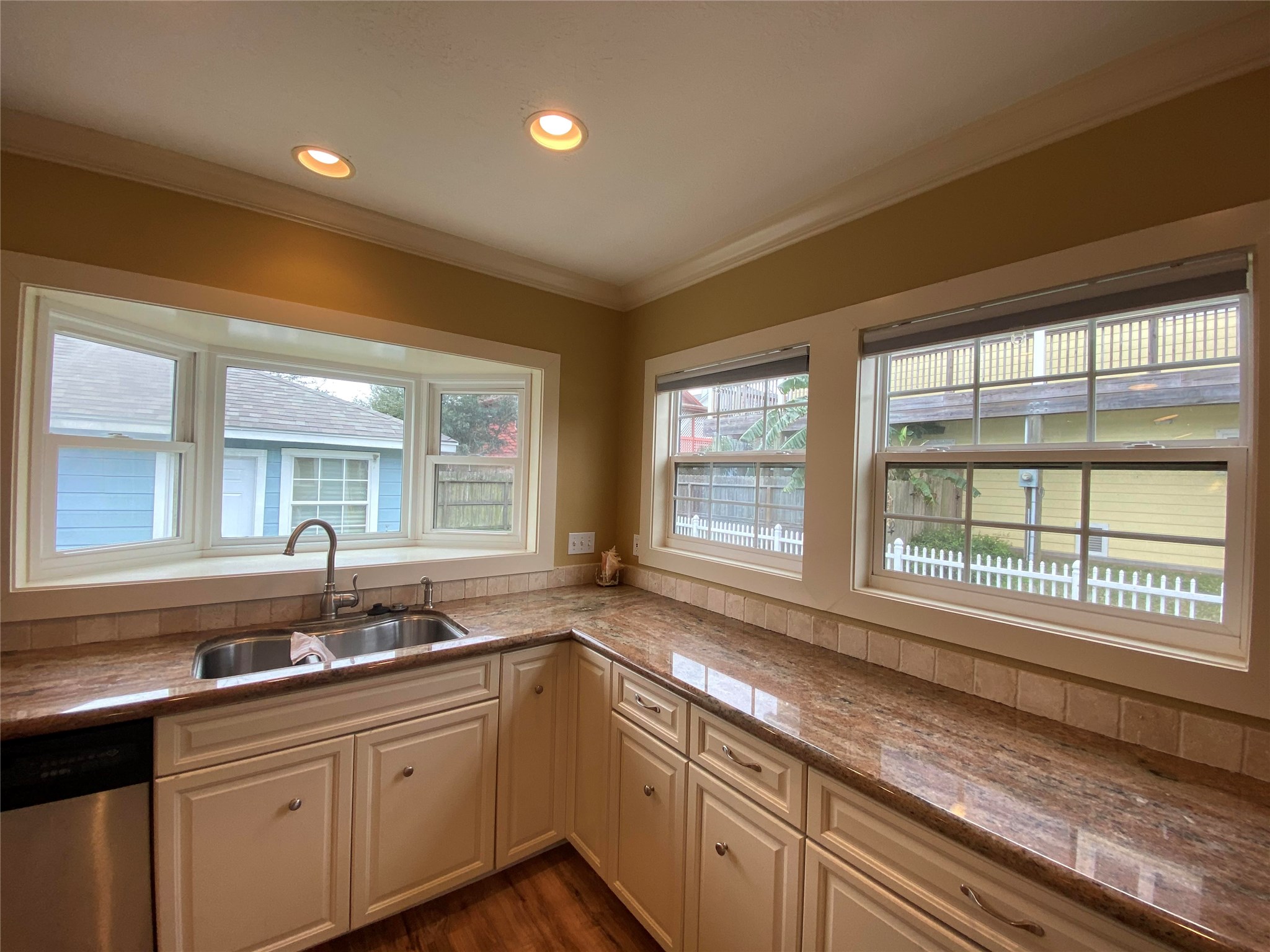 911 Hawthorne Road Clear Lake Shores, TX 77565 - Photo 14 of 50 Light & Bright With All The Windows, Including A Bay Window At The Sink