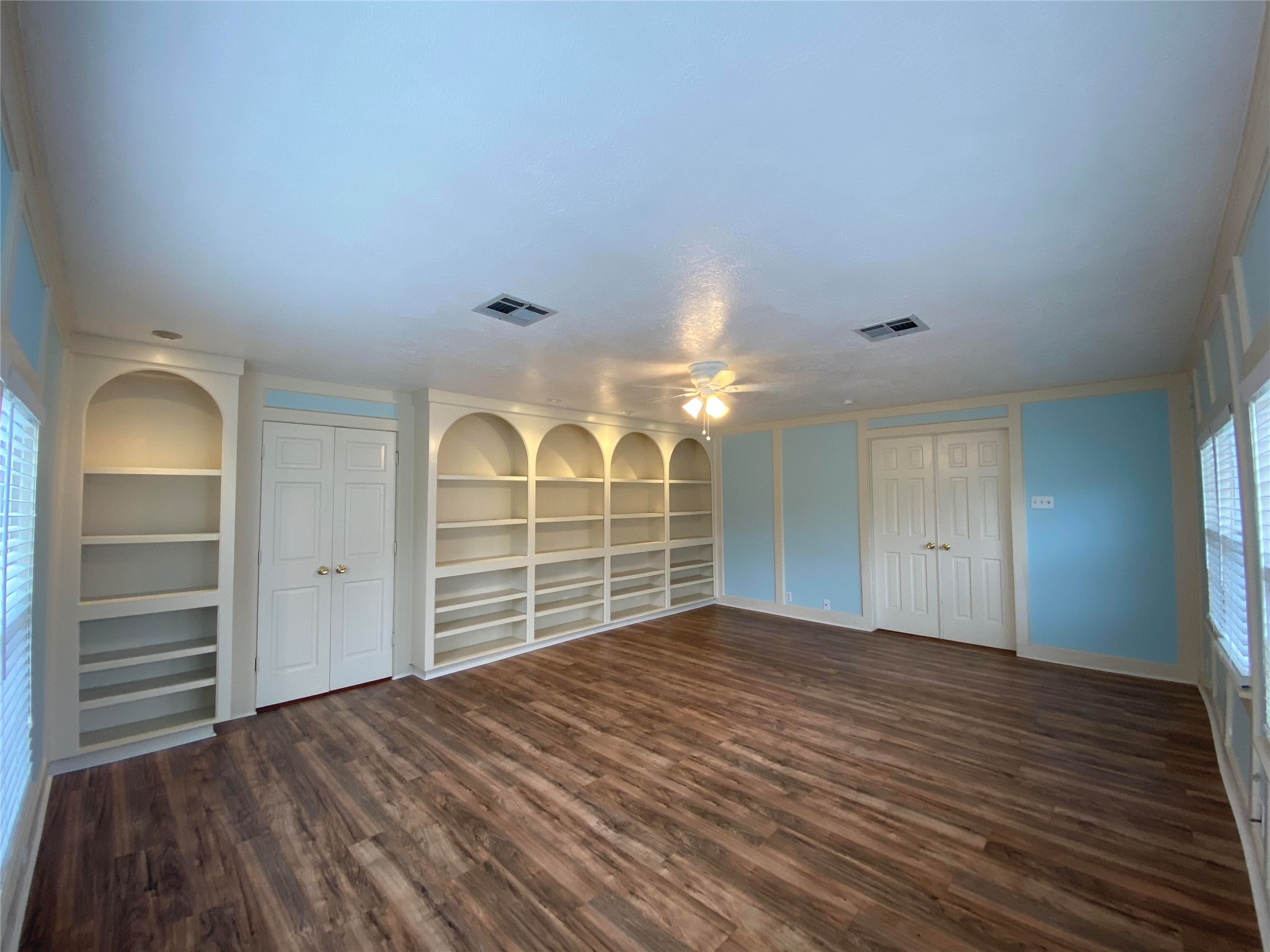 911 Hawthorne Road Clear Lake Shores, TX 77565 - Photo 16 of 50 Huge Master!!!....Left Over Room For A Study/Media/Sitting Area As Well