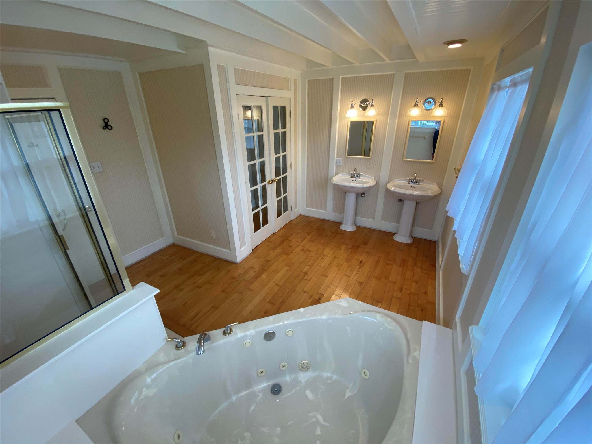 911 Hawthorne Road Clear Lake Shores, TX 77565 - Photo 29 of 50 Lovely Second Master Bathroom With Corner Jetted Tub, Separate Shower, And Dual Vanities