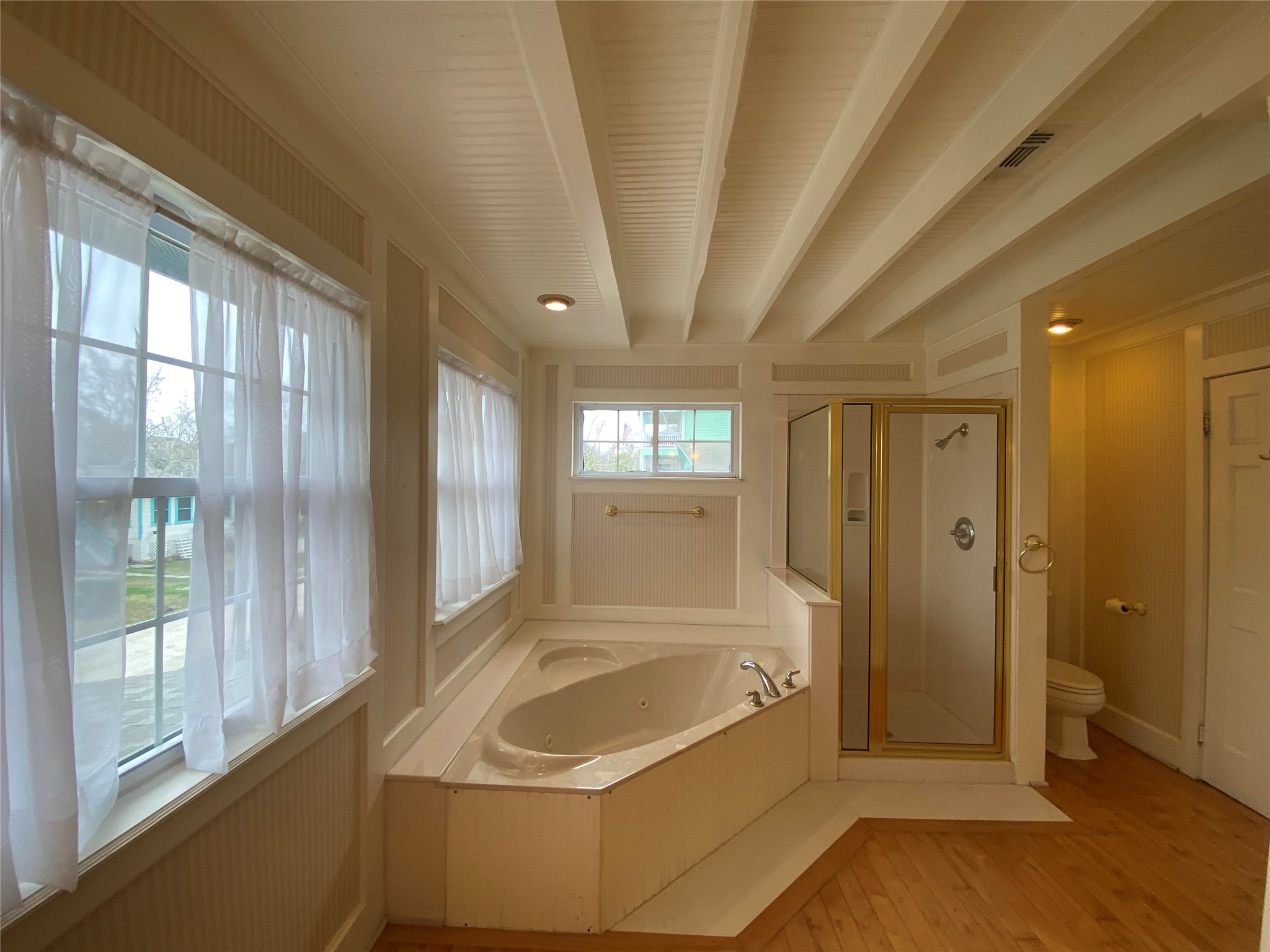 911 Hawthorne Road Clear Lake Shores, TX 77565 - Photo 30 of 50 Light And Bright Master Bathroom!