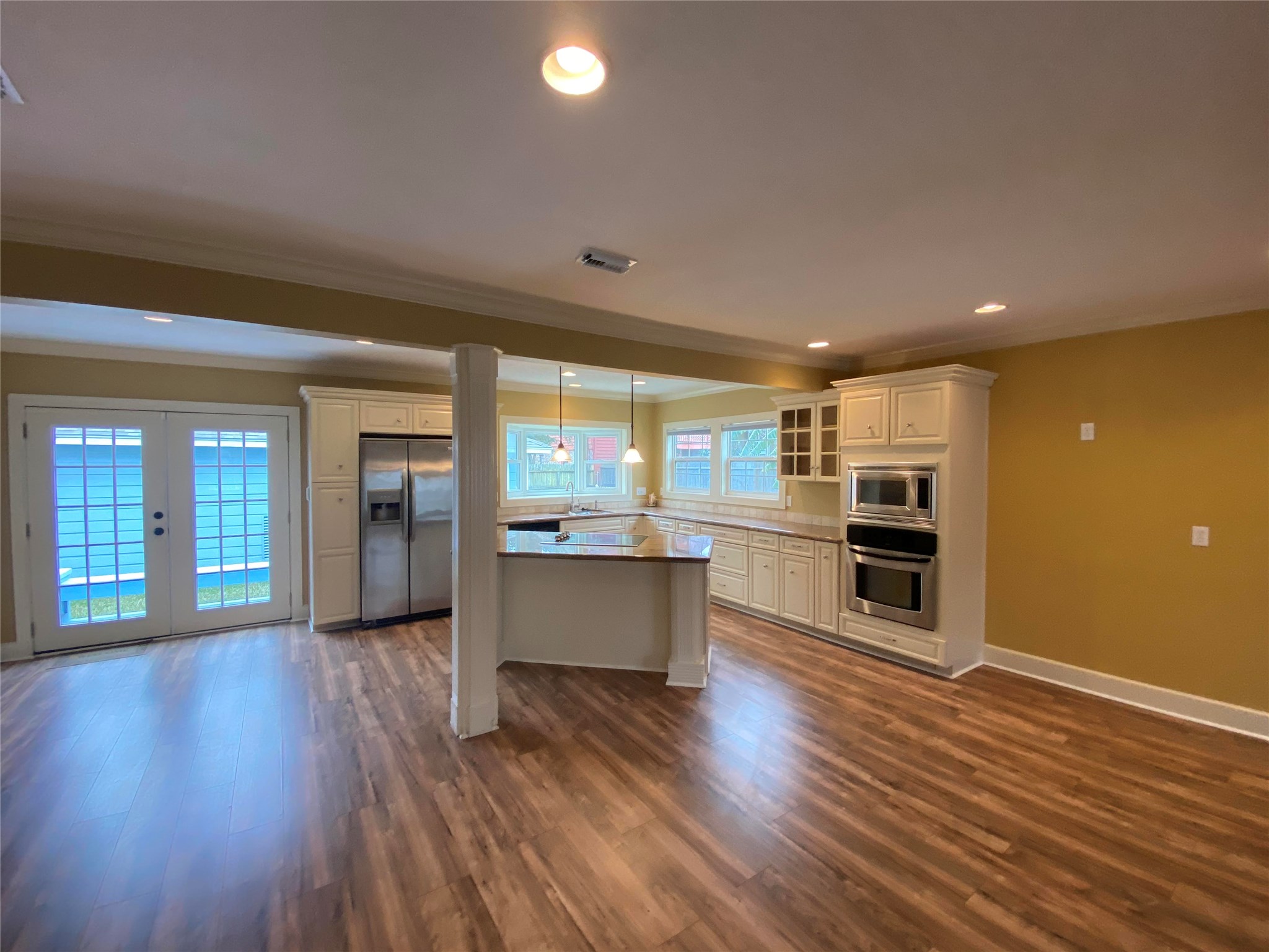 911 Hawthorne Road Clear Lake Shores, TX 77565 - Photo 8 of 50 Spacious And Open Kitchen With Island!