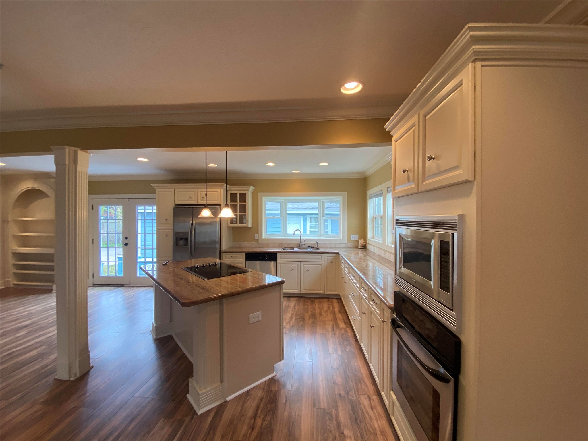 911 Hawthorne Road Clear Lake Shores, TX 77565 - Photo 9 of 50 Beautiful Kitchen With Stainless Steel Appliances