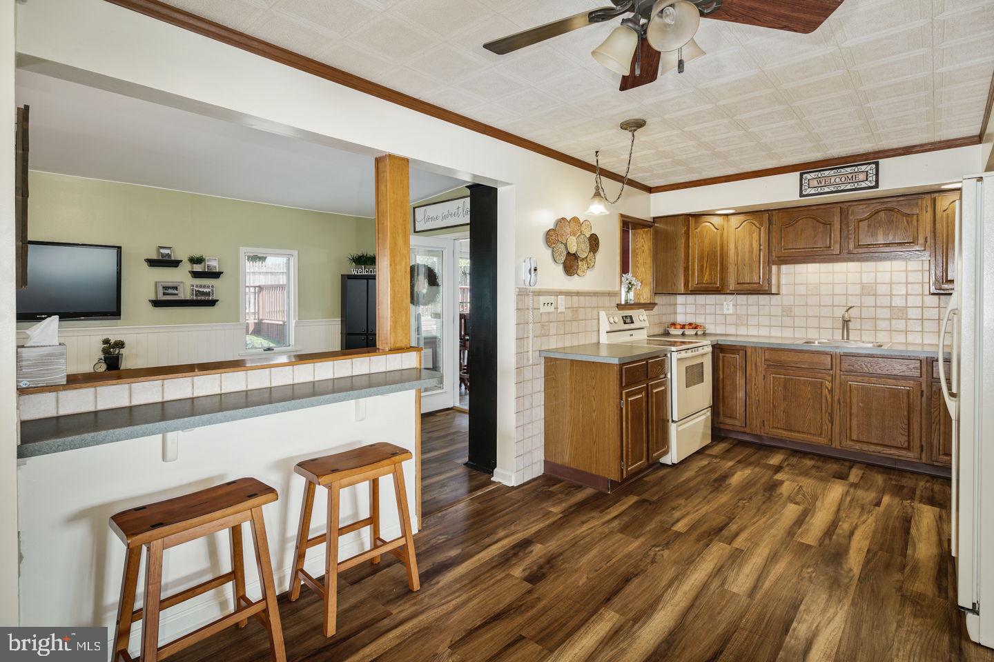 11 Tinsel Road Levittown, PA 19056 - Photo 11 of 35 Breakfast Bar