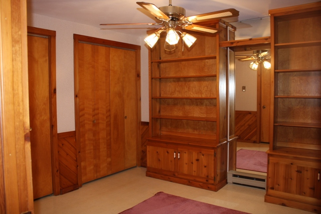 860 Riverside Drive Dixon, IL 61021 - Photo 7 of 13 a room with closet