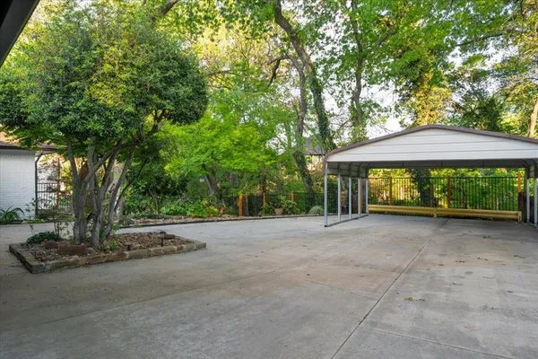 a view of a house with backyard and a garden