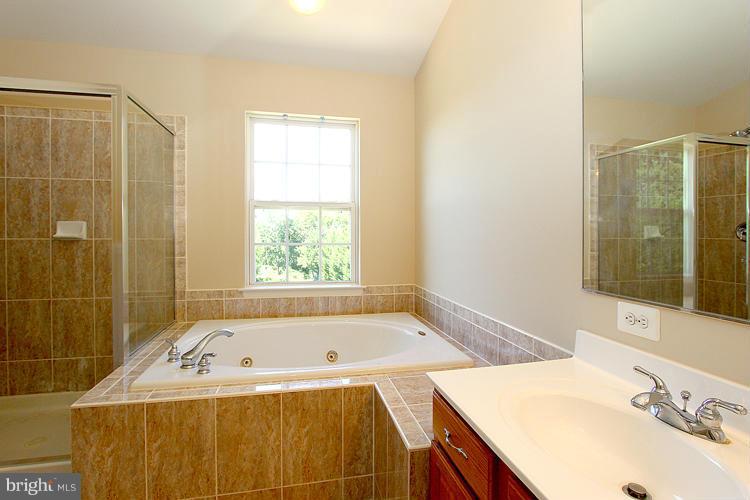 18710 Broken Oak Road Boyds, MD 20841 - Photo 15 of 27 Bath (Master)