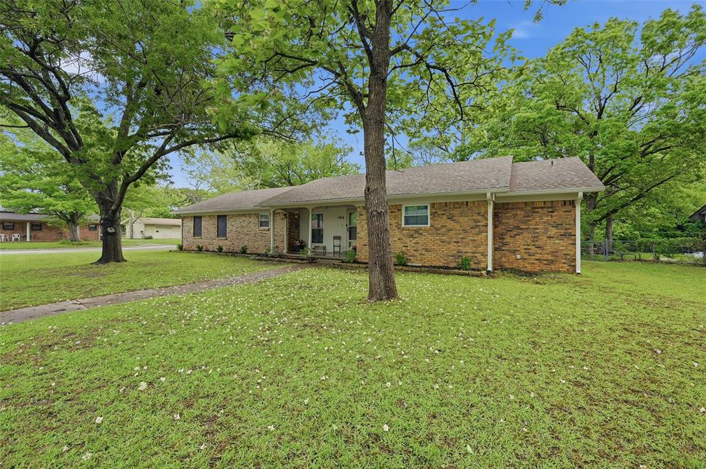 1914 Laurel Road Gainesville, TX 76240 - Photo 2 of 34