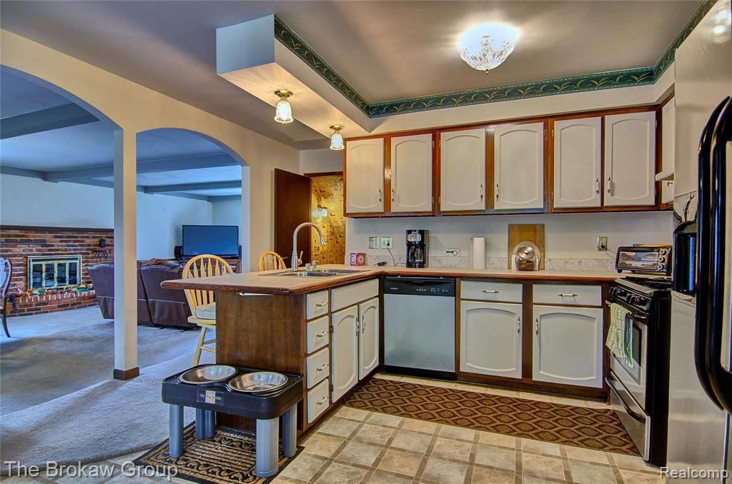 47363 Royal Road Macomb, MI 48044 - Photo 9 of 58