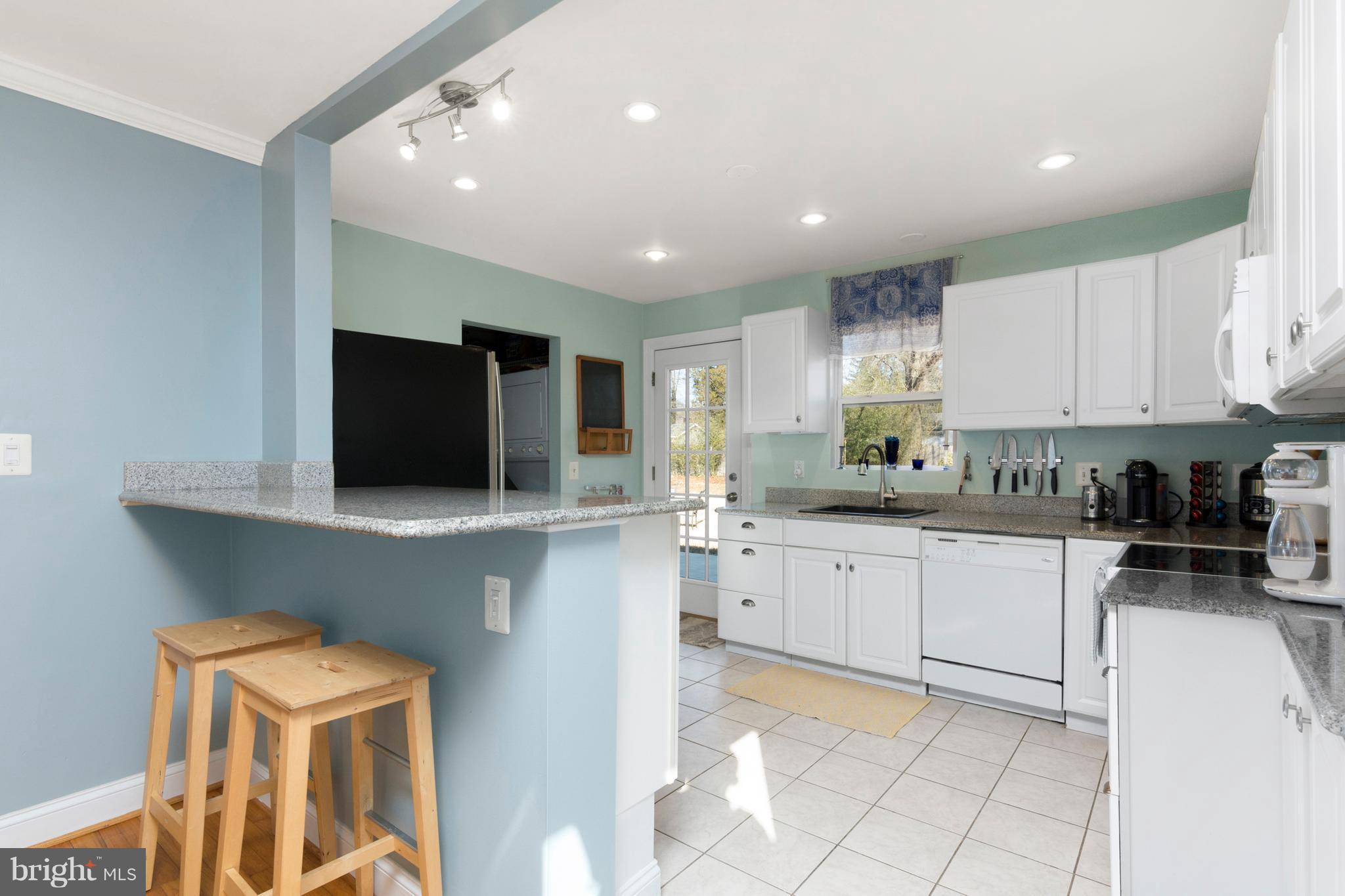 3749 Ridgewood Road Davidsonville, MD 21035 - Photo 12 of 28 Kitchen with breakfast bar