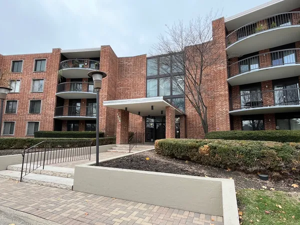 $1,800 | 1405 East Central Road, Unit 305A, Arlington Heights, IL 60005