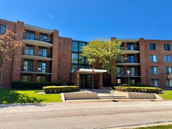 $1,800 | 1405 East Central Road, Unit 305A, Arlington Heights, IL 60005