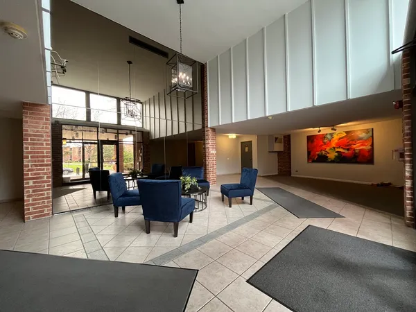 $1,800 | 1405 East Central Road, Unit 305A, Arlington Heights, IL 60005