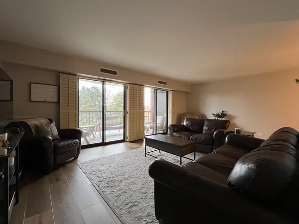 $1,800 | 1405 East Central Road, Unit 305A, Arlington Heights, IL 60005