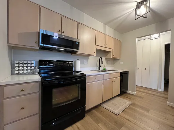 $1,800 | 1405 East Central Road, Unit 305A, Arlington Heights, IL 60005