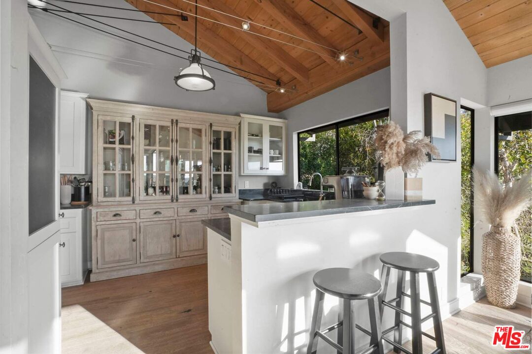 3609 Serra Road Malibu, CA 90265 - Photo 17 of 49 Gallery Image 17