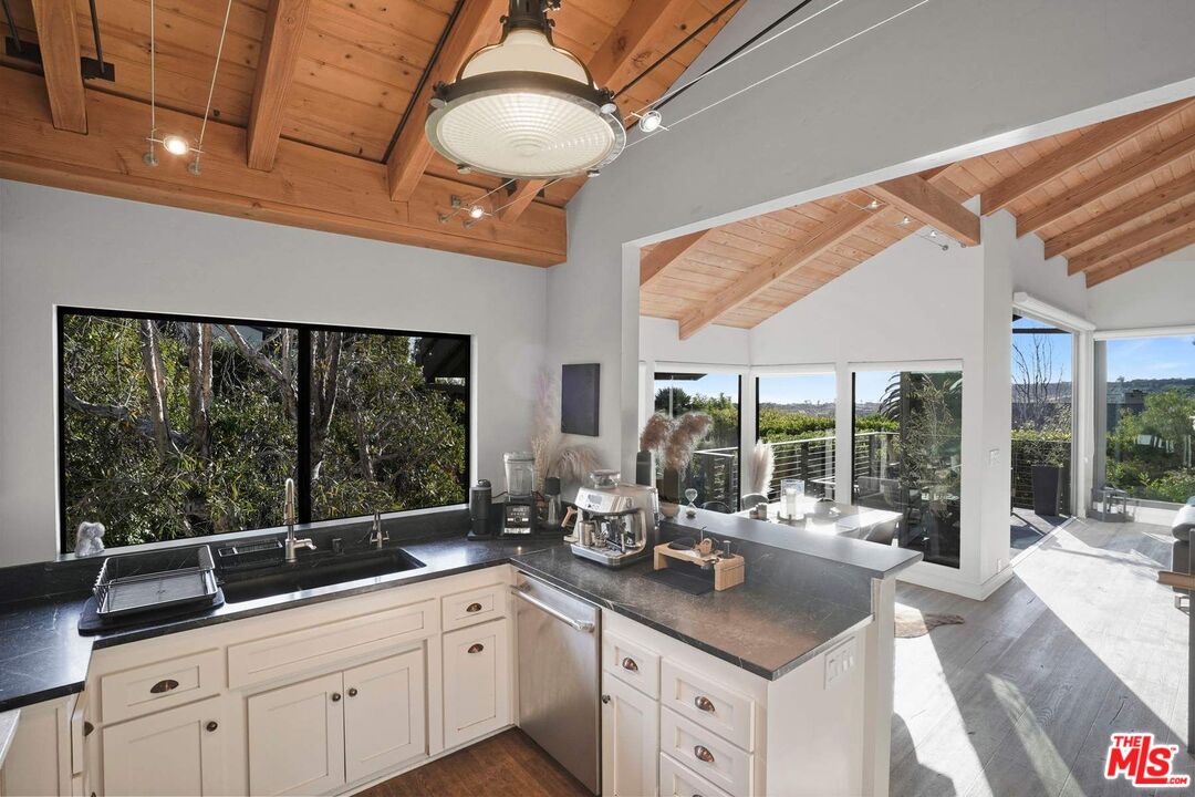 3609 Serra Road Malibu, CA 90265 - Photo 18 of 49 Gallery Image 18