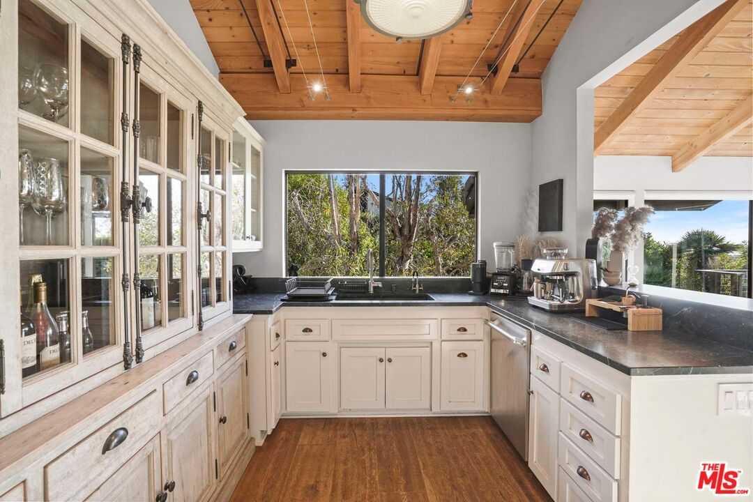 3609 Serra Road Malibu, CA 90265 - Photo 19 of 49 Gallery Image 19