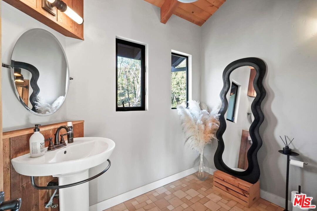 3609 Serra Road Malibu, CA 90265 - Photo 24 of 49 Gallery Image 24
