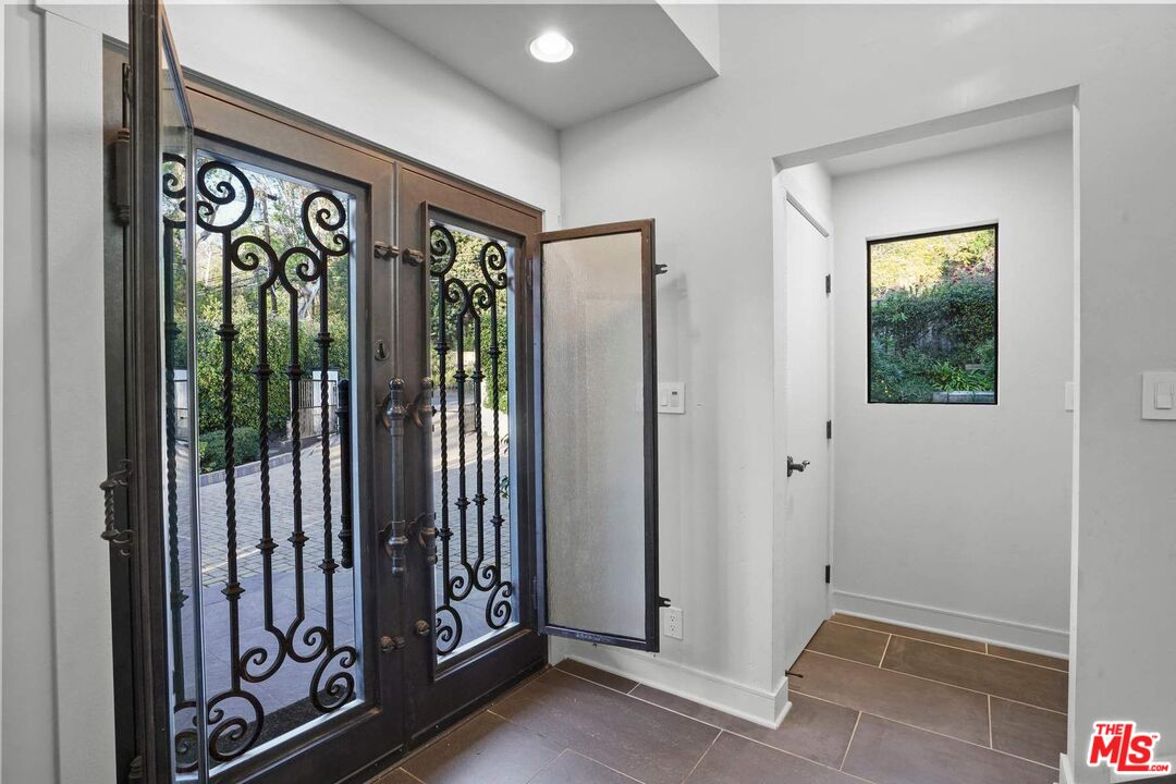 3609 Serra Road Malibu, CA 90265 - Photo 4 of 49 Gallery Image 4