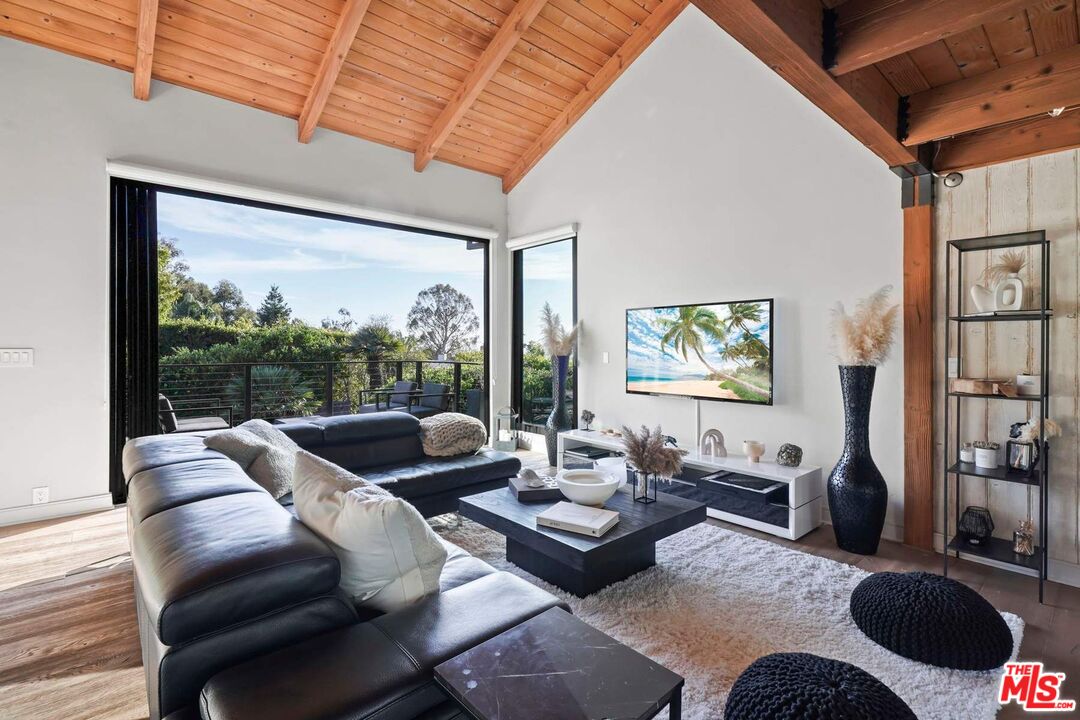3609 Serra Road Malibu, CA 90265 - Photo 9 of 49 Gallery Image 9
