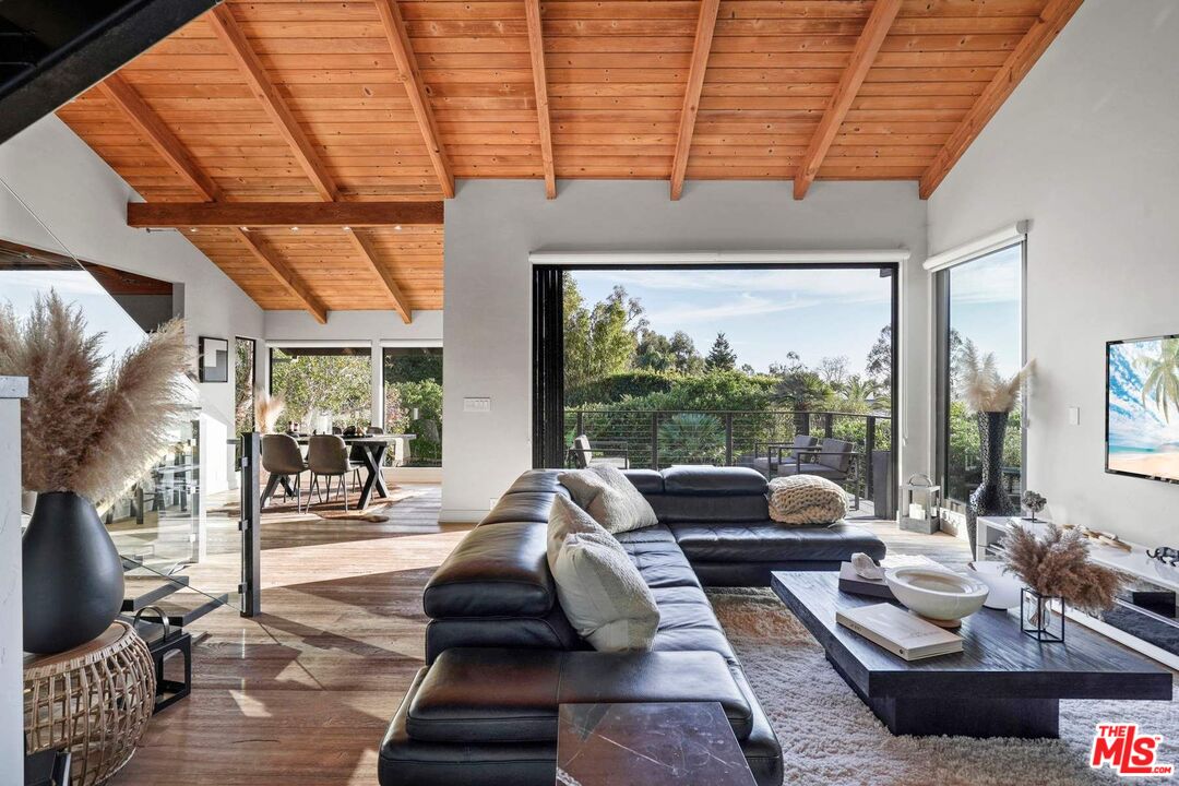3609 Serra Road Malibu, CA 90265 - Photo 10 of 49 Gallery Image 10
