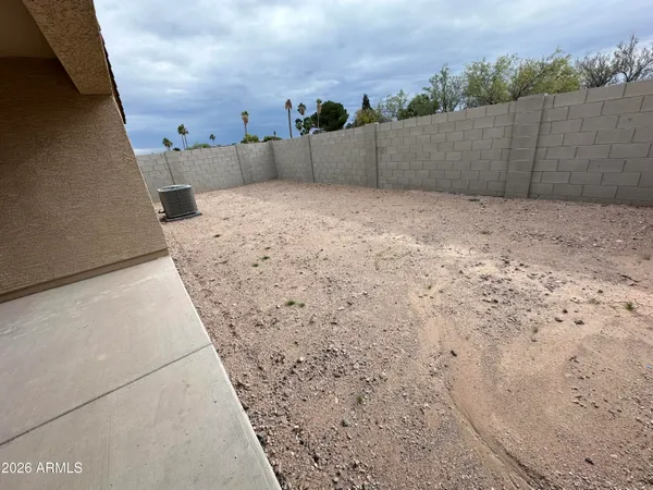 a view of a backyard