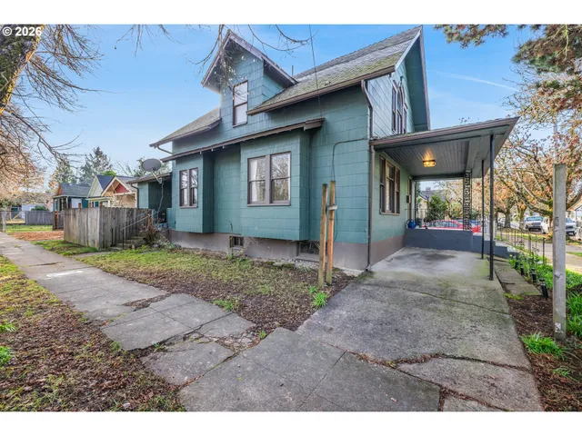 a view of a house with a backyard