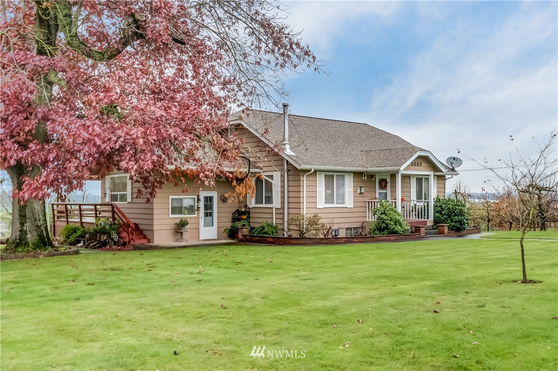 8883 North Pass Road Sumas, WA 98295 - Photo 1 of 25 a front view of a house with a yard and trees