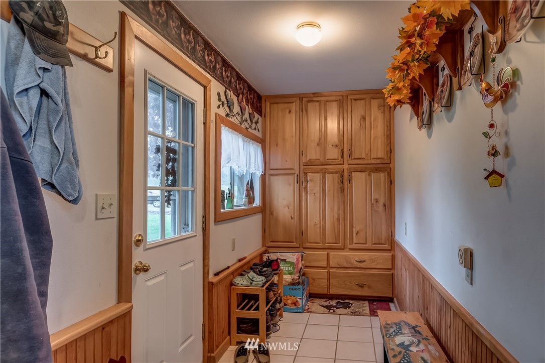 8883 North Pass Road Sumas, WA 98295 - Photo 15 of 25 a view of a entryway