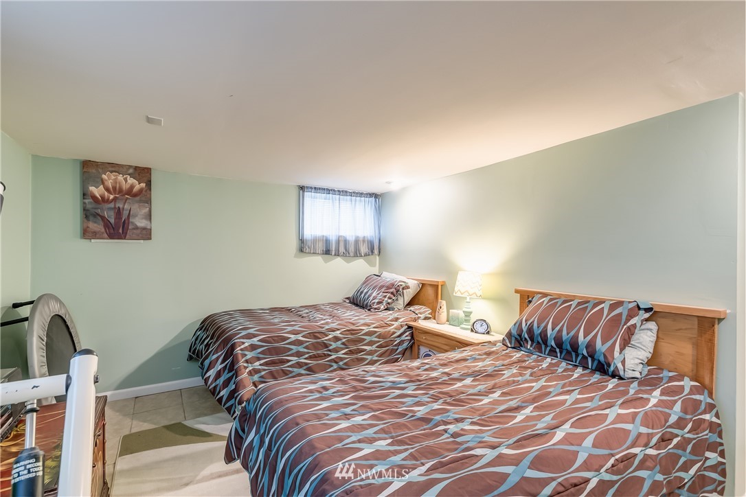 8883 North Pass Road Sumas, WA 98295 - Photo 22 of 25 a bedroom with double bed and a window