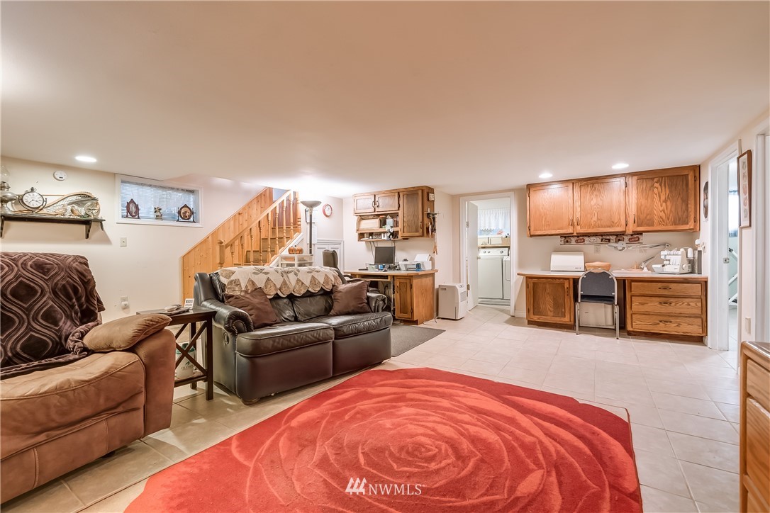 8883 North Pass Road Sumas, WA 98295 - Photo 24 of 25 a living room with furniture and kitchen view