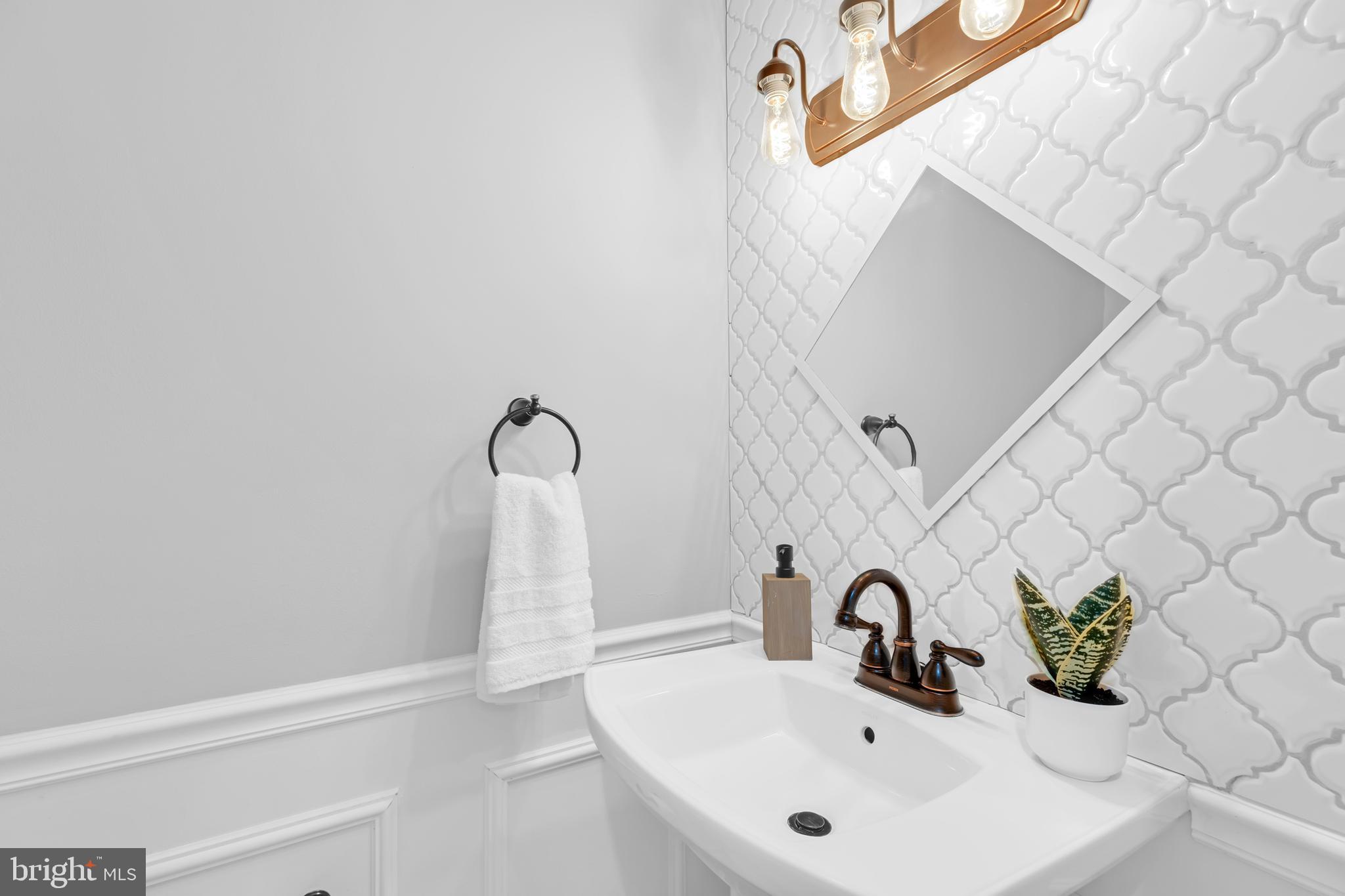 8618 Gateshead Road Alexandria, VA 22309 - Photo 21 of 57 Main lvl half bath