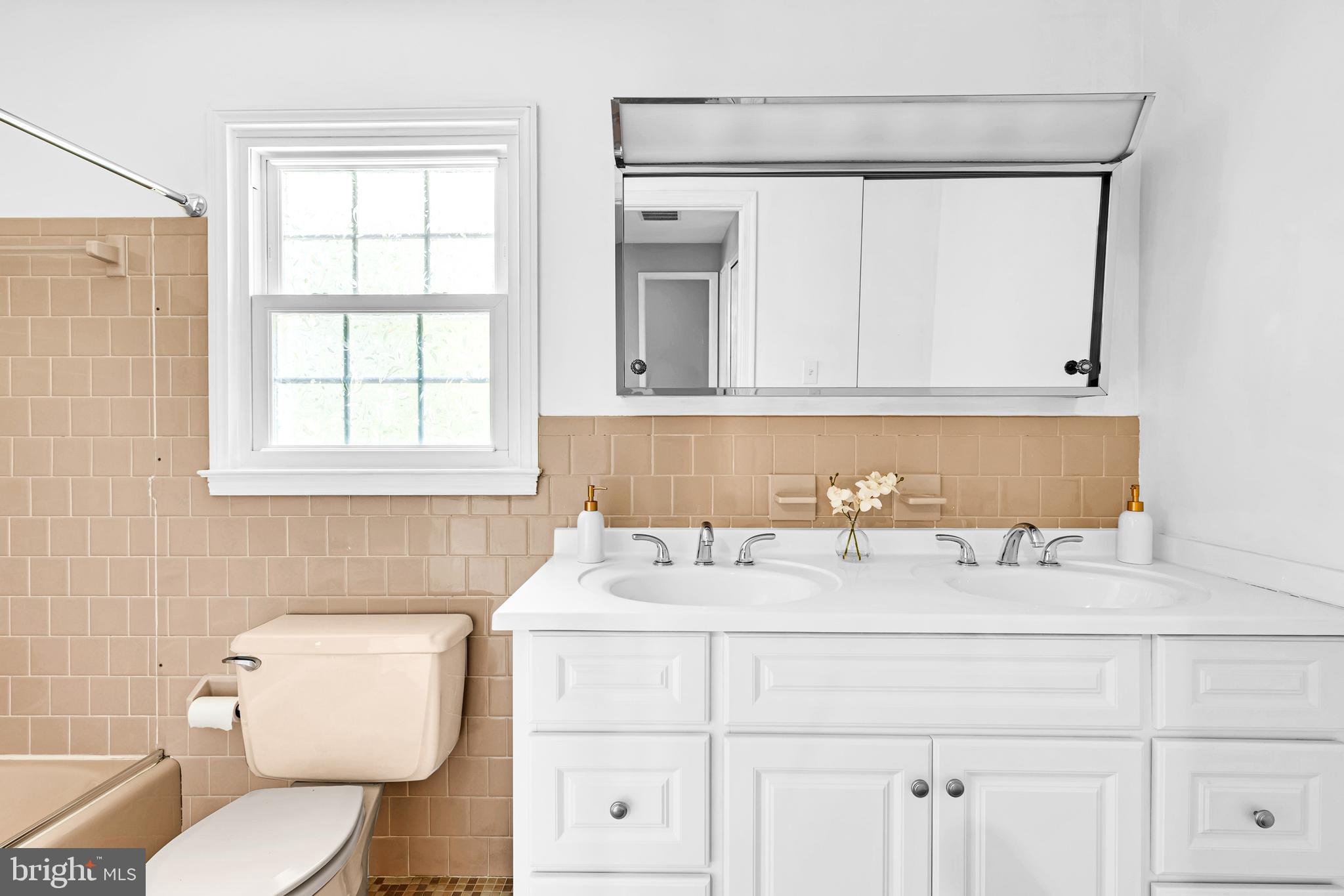 8618 Gateshead Road Alexandria, VA 22309 - Photo 40 of 57 Upper lvl hall bath